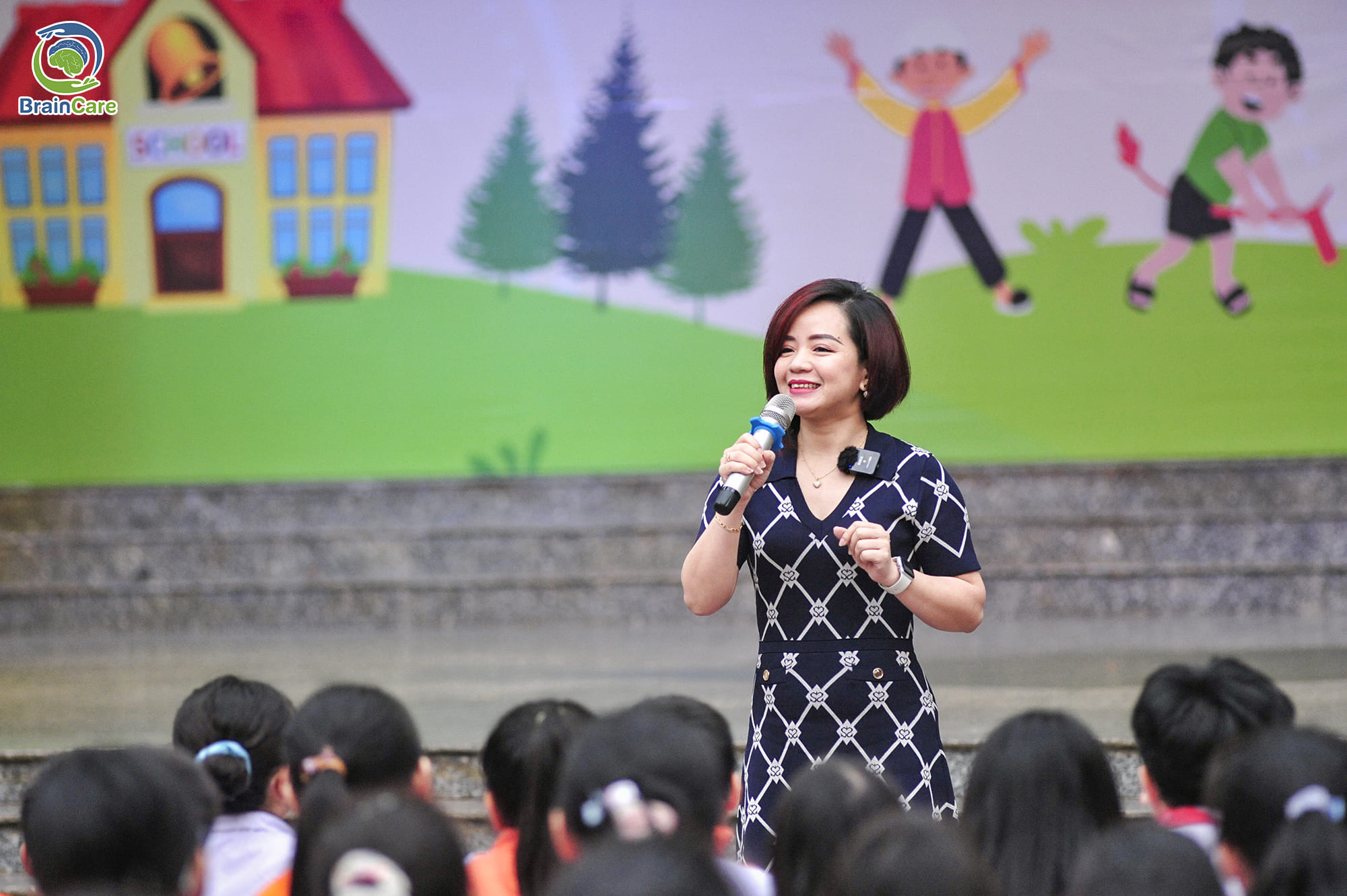 Thạc sĩ Nguyễn Hiền Minh trao đi những giá trị, giúp học sinh trường Tiểu học Nghĩa Tân làm chủ cảm xúc