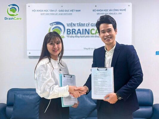 YouCare đã chính thức ký kết hợp đồng sử dụng Ứng dụng CKCare trong hoạt động sàng lọc và đánh giá các lĩnh vực phát triển cho trẻ với trường Mầm non Học viện Nắng Hồng (Hoa Lư,